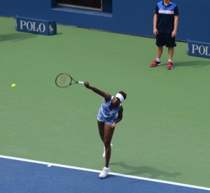 Venus Williams (*80 / USA) - 1st service in a match warm-up - 1 of 8 - toss - 2015 US.Open - NYC