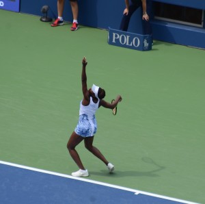 Venus Williams (*80 / USA) - 1st service in a match warm-up - 1 of 8 - toss - 2015 US.Open - NYC