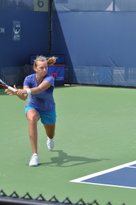 Petra Kvitova (*90 / CZE) - Two-handed backhand return - 1 of 1 - ready position - 2011 Cincinnati Masters, OH / USA